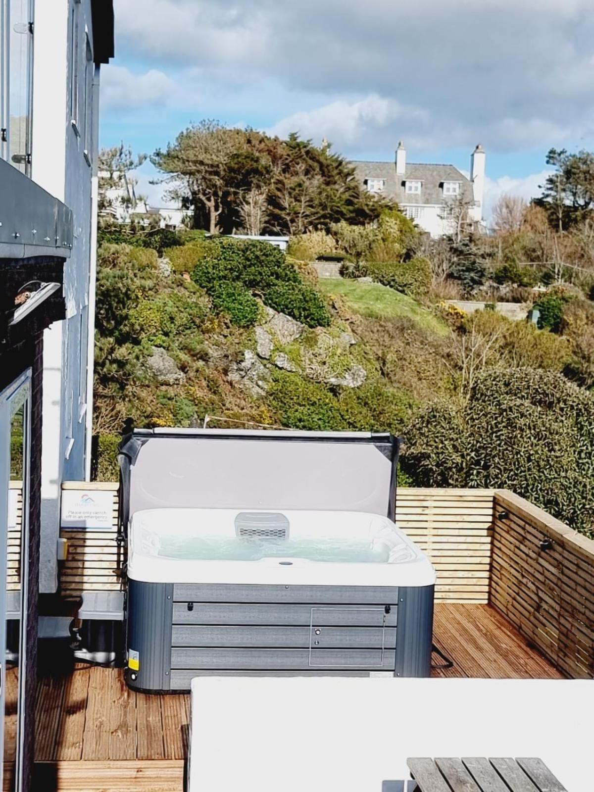 Trearddur Bay - Home With A View And Hot Tub - Sleeps 10 外观 照片